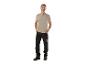 Man in een beige T-shirt en zwarte werkbroek met grijze details.