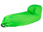 Een opblaasbare lounge stoel in het groen.