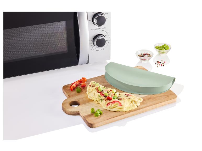 Een omelet, een siliconen omeletvorm en een snijplank