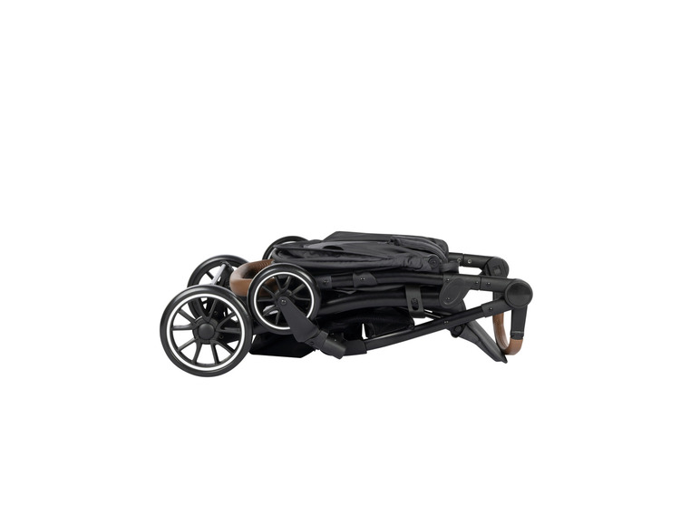 Een zwarte kinderwagen met bruine details, ingeklapt.