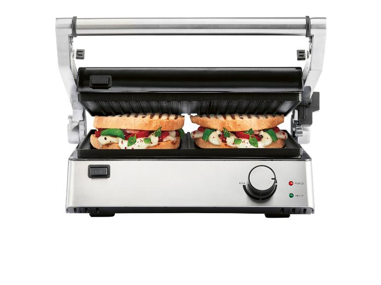 Sandwichmaker met gegrilde kaassandwiches.