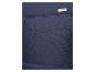 Close-up van een marineblauwe rugzak met ritssluiting en metalen label.