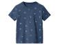 T-shirt bleu à manches courtes avec un motif de petits voiliers.