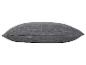 Coussin décoratif gris foncé à rayures.