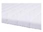 Close-up van een wit gewatteerd matras met parallelle stiksels.