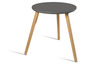 Une table basse ronde grise avec des pieds en bois.
