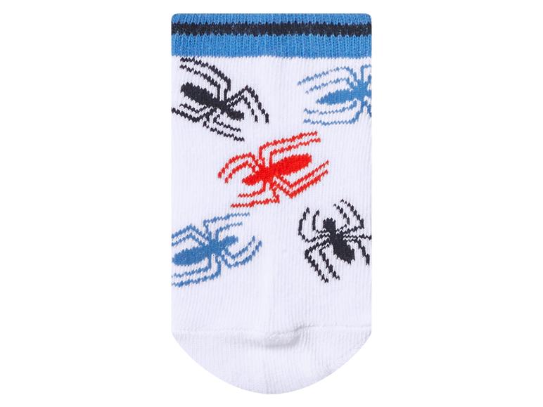 Chaussette blanche avec motif d'araignées noires, rouges et bleues, et rayures bleues sur le bord.