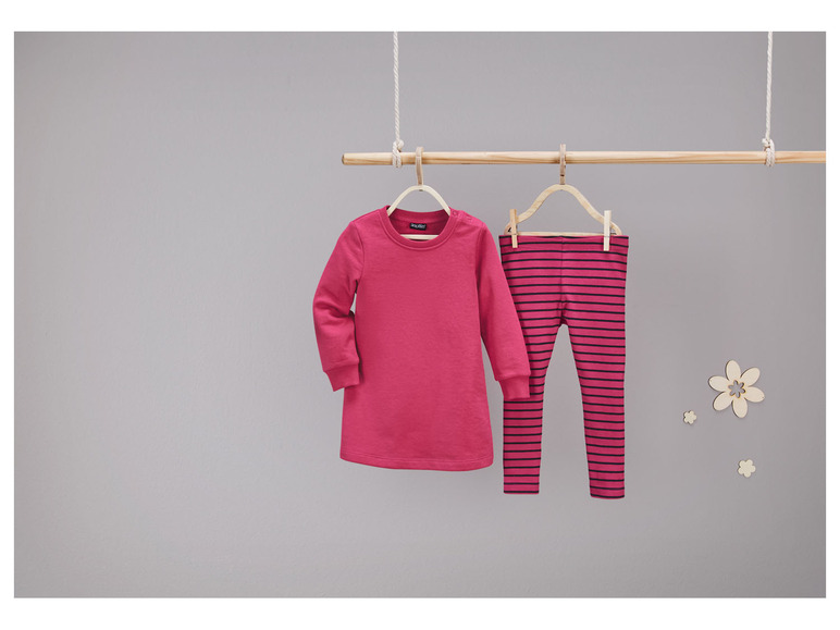 Roze shirt en gestreepte leggings voor meisjes.
