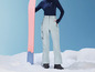 Ski-broek, snowboard en boots in de sneeuw.