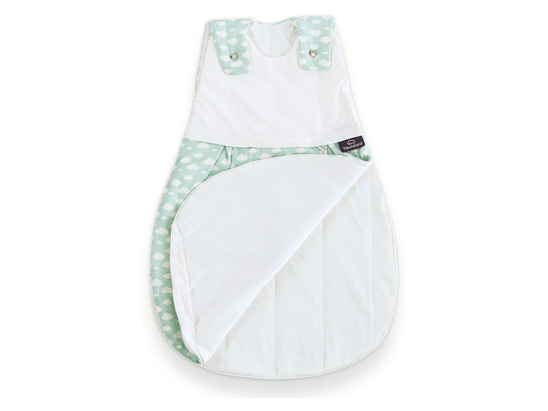 Un sac de couchage pour bébé Traumland avec un motif de nuages.