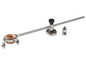 Een cirkelzaag met een houten basis en een metalen arm