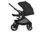 Zwarte kinderwagen met kap en opbergmand, zijaanzicht.