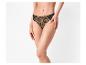 Femme portant une culotte imprimé léopard avec des détails en dentelle noire.