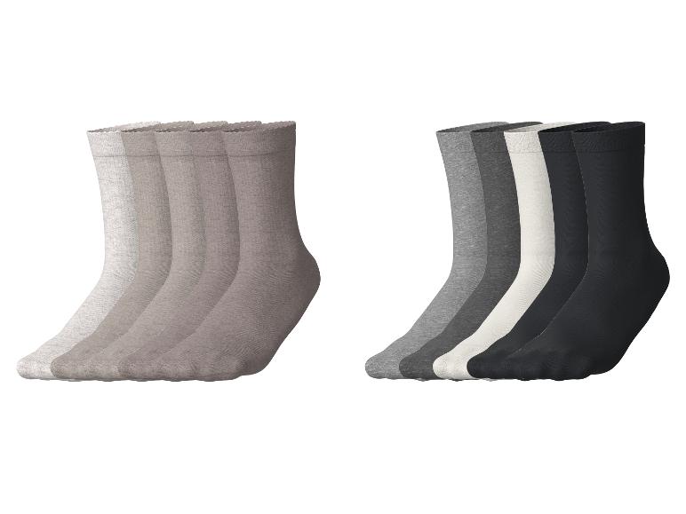 Twee sets sokken in verschillende tinten grijs, beige en zwart.