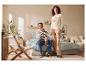 Un couple porte des pyjamas assortis dans une chambre confortable.