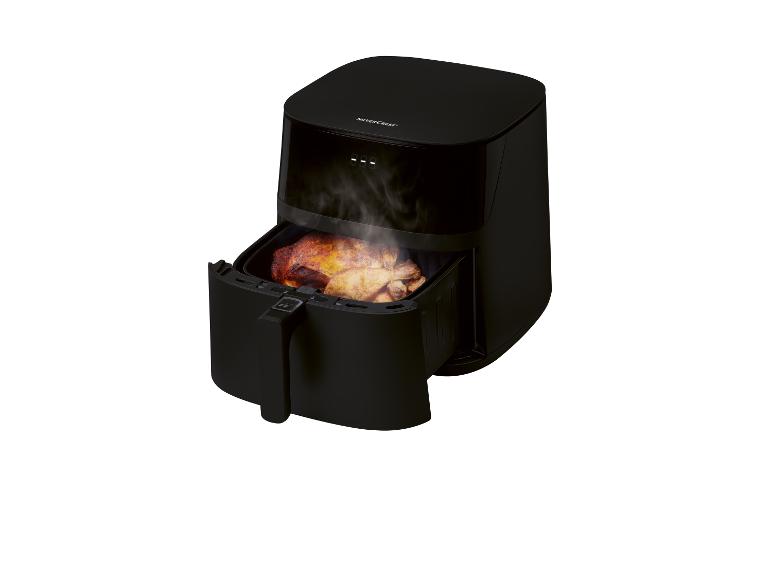 Zwarte SilverCrest airfryer met gebraden kip.