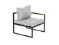 Une chaise grise avec des pieds en métal noir.