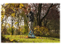 Un homme ramasse des feuilles d'automne avec un râteau.