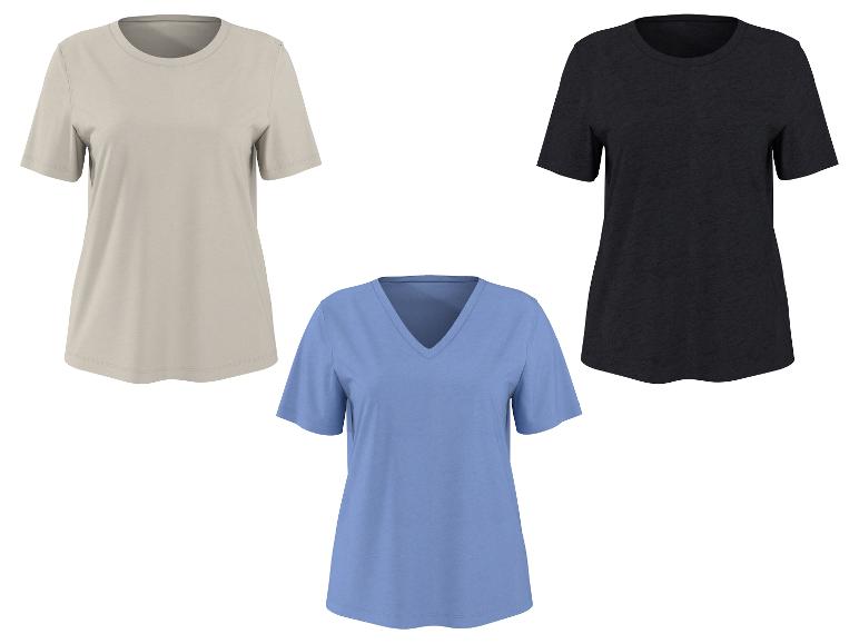 Trois t-shirts pour femmes : col rond beige, col rond noir et col en V bleu.