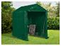 Groene tuinschuur met tuingereedschap en klapstoelen op een gazon.
