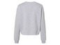 Een grijze sweater met lange mouwen.