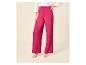 Dames fuchsia getextureerde wide-leg broek, gecombineerd met een wit overhemd en sandalen met hak.