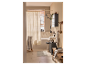 Een moderne badkamer met douche, wastafel en bad in lichte, neutrale tinten.