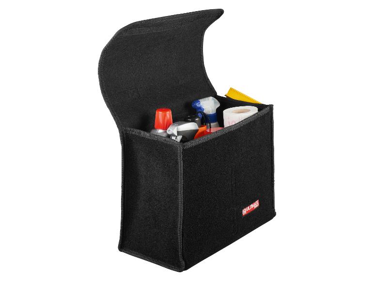 Zwarte vilten auto-organizer met schoonmaakmiddelen en een rol toiletpapier.