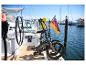 Vélo pliant SachsenRAD sur le pont d'un yacht avec drapeau allemand