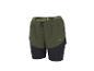 Khakikleurige 2-in-1 sportshorts voor heren met zwarte leggings.
