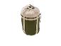 Olijfgroene en beige opgerolde slaapzak met compressiebanden