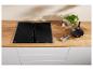 Table de cuisson à induction encastrée dans une cuisine moderne.