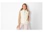 Een vrouw draagt een witte quilted vest van het merk Camel Active.