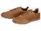 Une paire de baskets en cuir marron avec des accents blancs au talon.