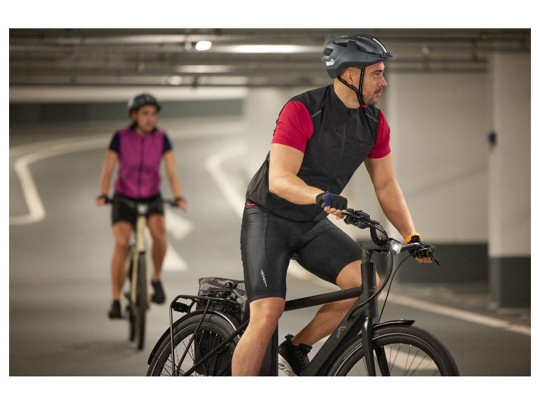 Twee fietsers op elektrische fietsen, één met helm.