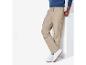 Pantalon cargo beige avec des baskets blanches.