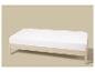 Wit matras op licht houten bed tegen beige achtergrond