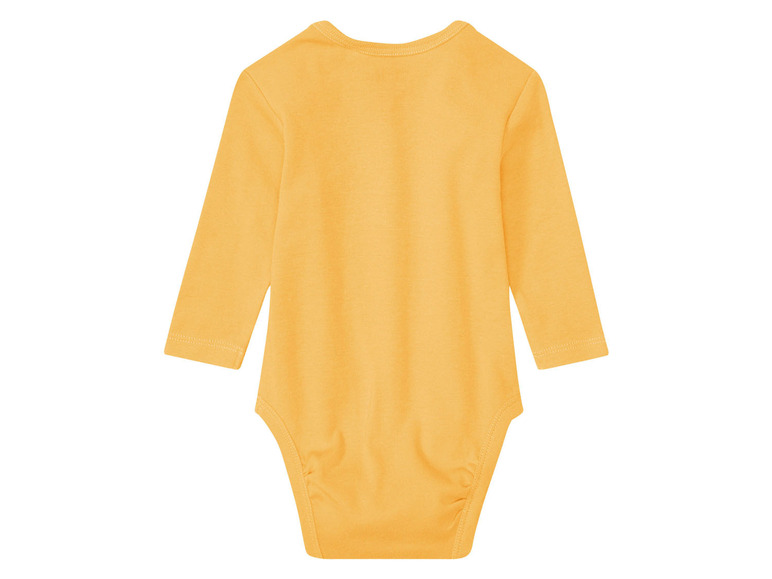Een gele baby romper met lange mouwen.