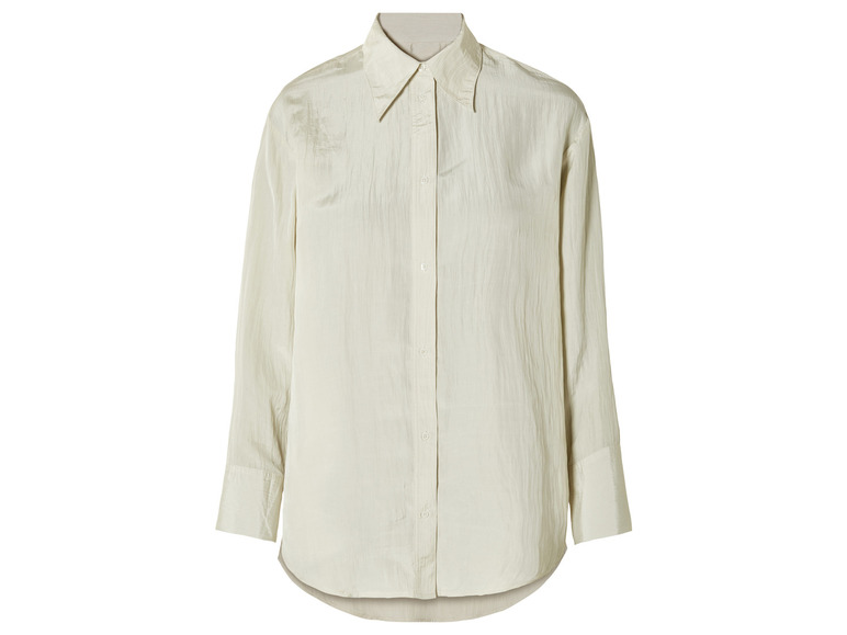 Une chemise crème à manches longues et à boutons.