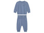 Un ensemble bébé bleu avec un sweat-shirt et un pantalon.