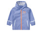 Een blauwe regenjas met capuchon voor kinderen met een regenboogprint.