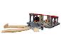 Houten treinset met locomotief, station en stationschef figuur.