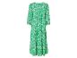 Une robe maxi verte à imprimé géométrique blanc.