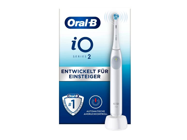 Une brosse à dents électrique Oral-B iO Series 2 blanche avec station de charge.