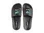 Paar zwarte slippers met een groen-wit '30 YEARS EST. 1996' logo en rode stiksels.
