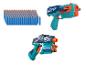 Twee speelgoedblasters in blauw, oranje en groenblauw, met een stapel blauwe en oranje schuimpijltjes.