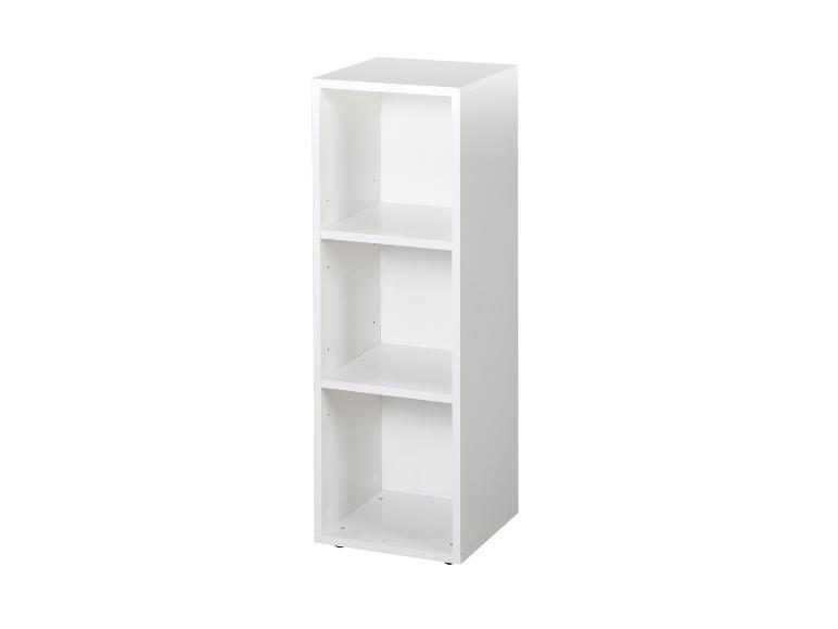 Bibliothèque blanche à trois étagères, sur fond blanc.