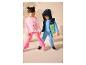 Enfants en survêtements rose et bleu avec gilets matelassés et chaussures lumineuses.