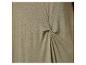 Detail van een olijfgroene stof, met een zachte textuur en elegante drape.