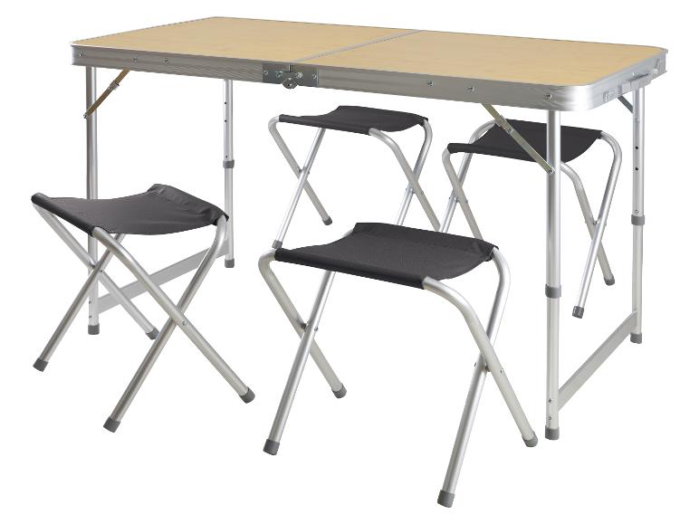 Table de camping pliante avec quatre tabourets, bois clair et aluminium.